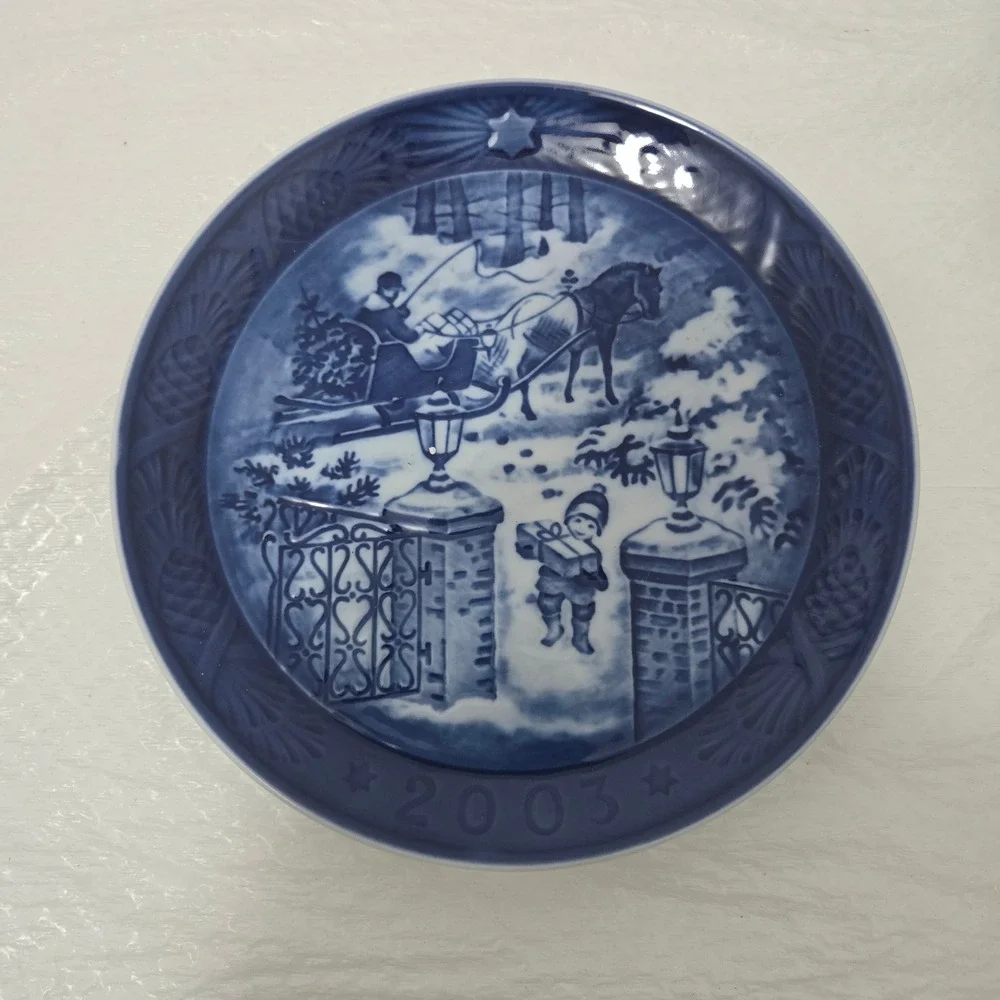 Royal Copenhagen 2003 Christmas Plate Seasons Greetings Julegaven Blue White